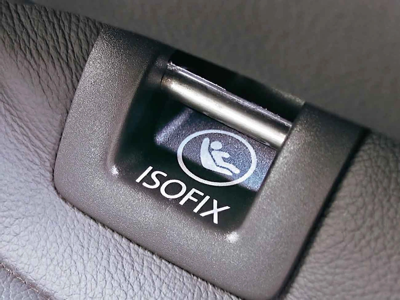 Chở trẻ em trên ô tô không có hệ thống Isofix thì phải làm thế nào?